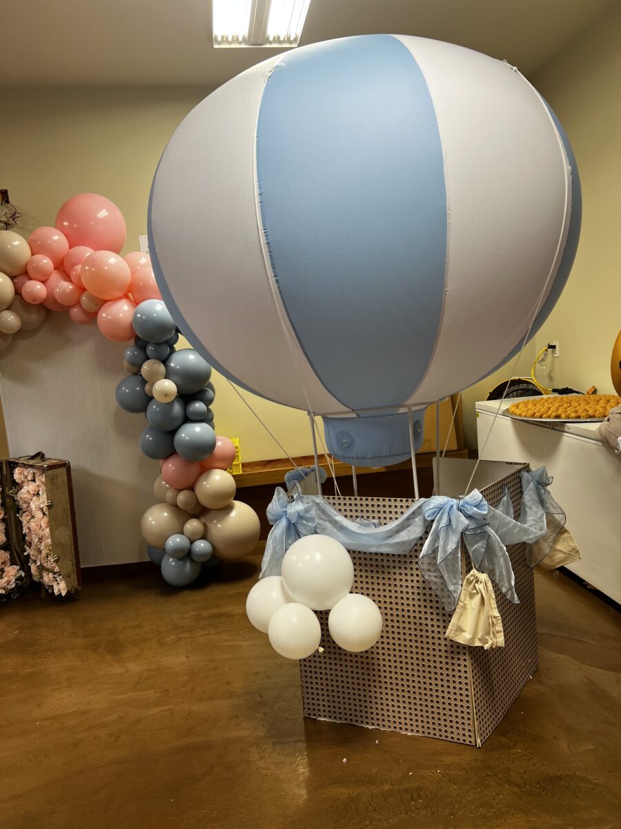Hot air balloon blue with basket